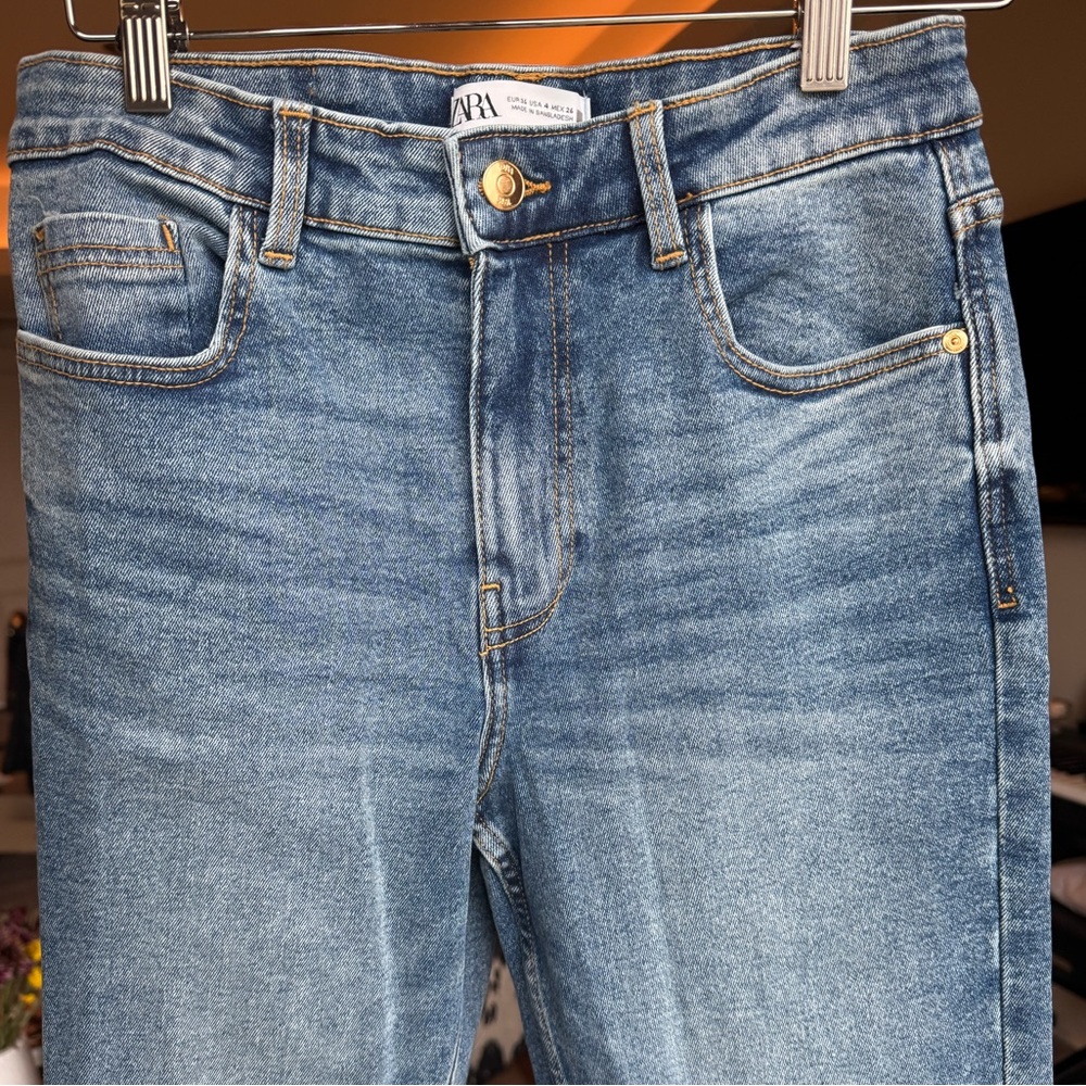 Zara High-Rise Cropped Jeans in Medium Wash / Size 4 - Picture 4 of 5